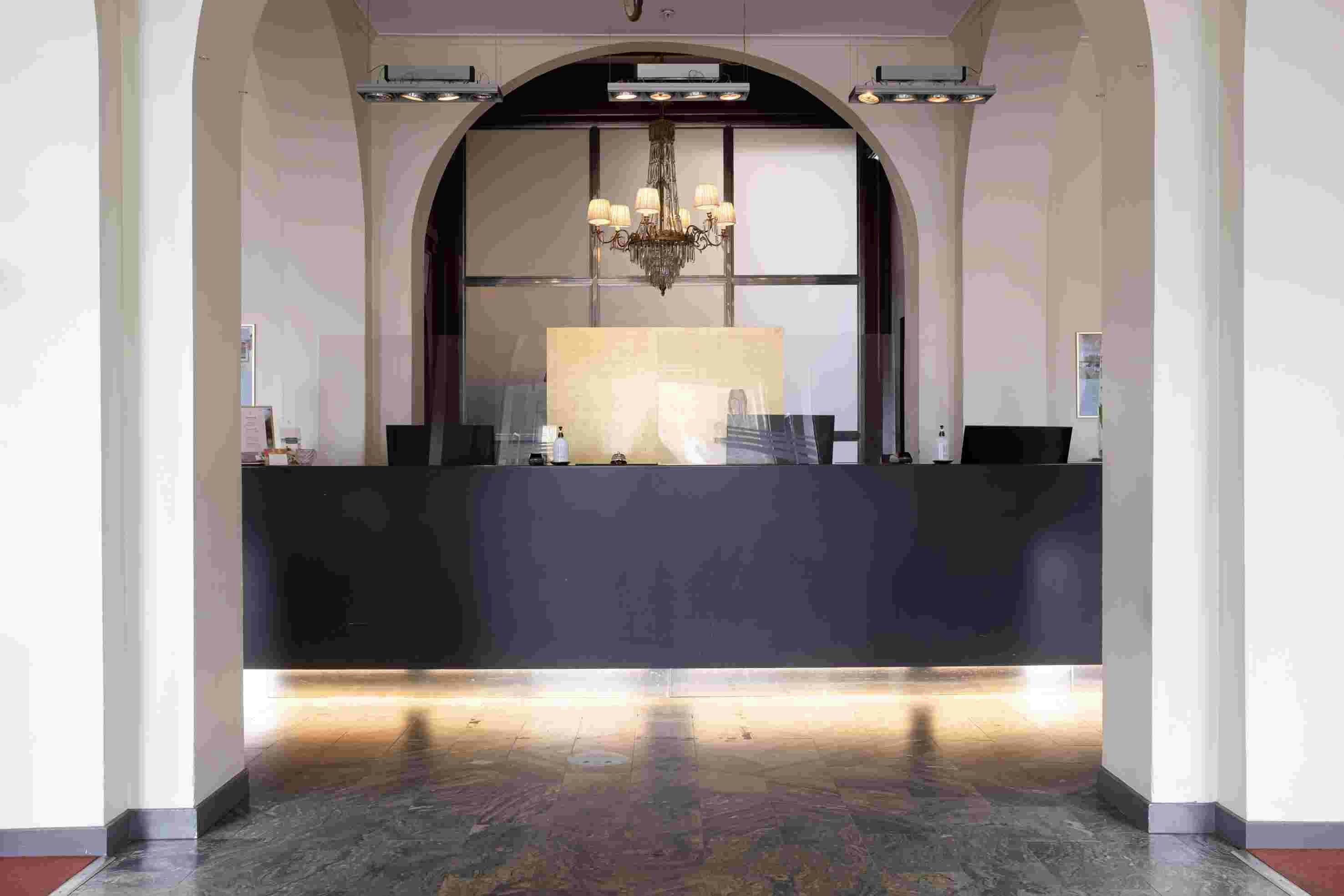 Receptionist