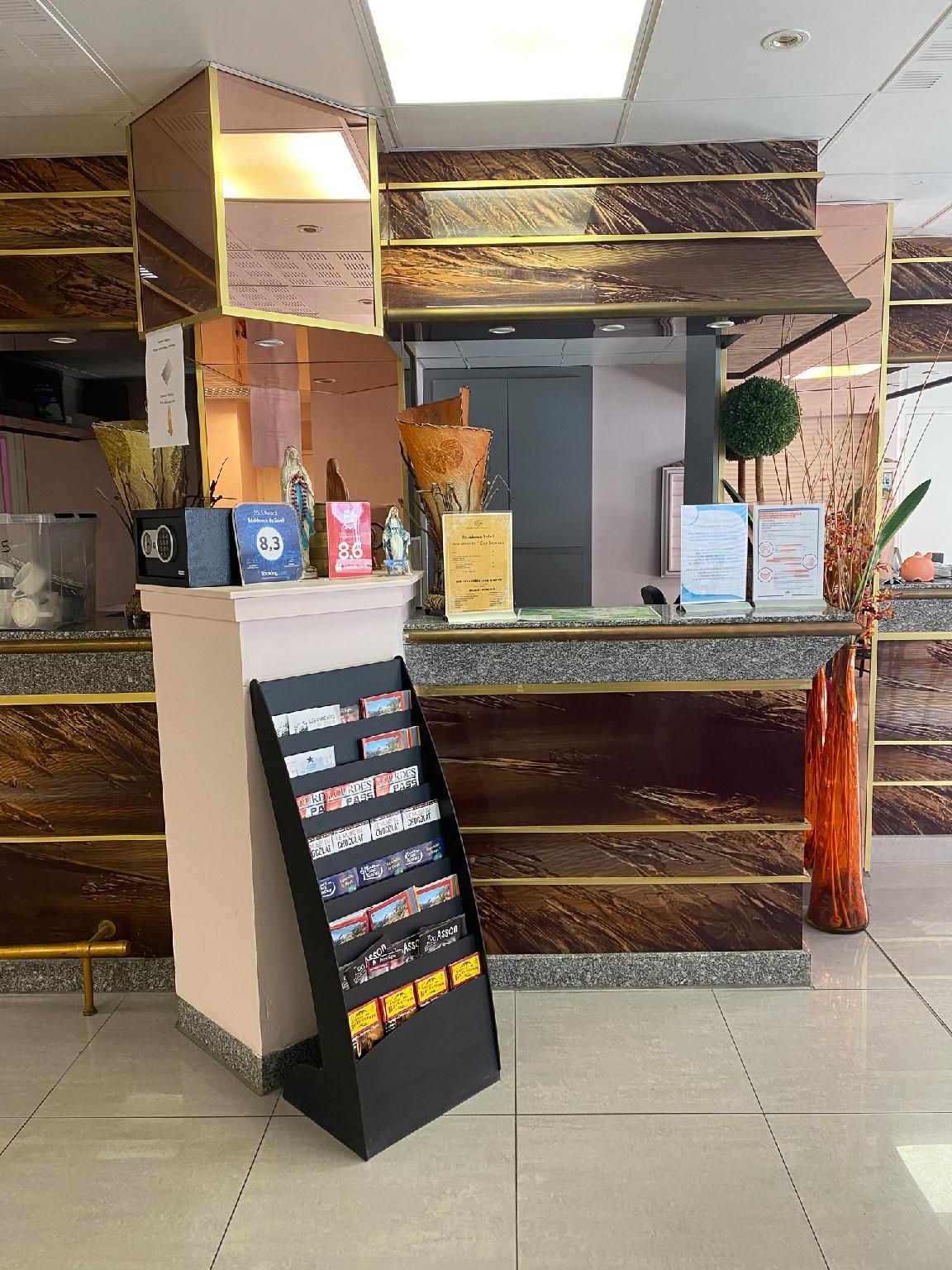Receptionist