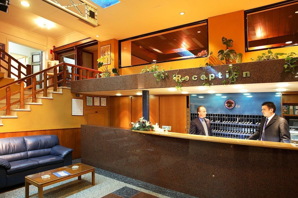 Receptionist