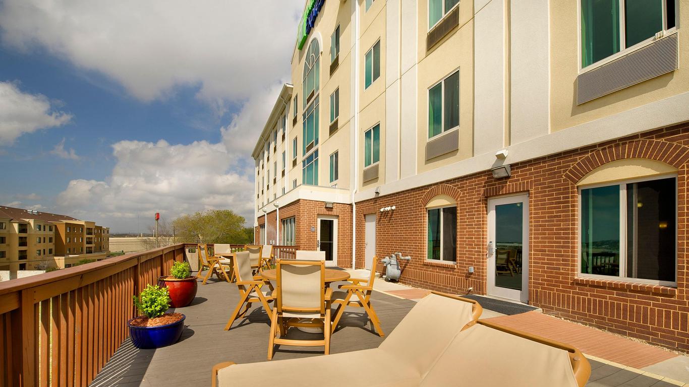 Holiday Inn Express & Suites San Antonio West-Seaworld Area