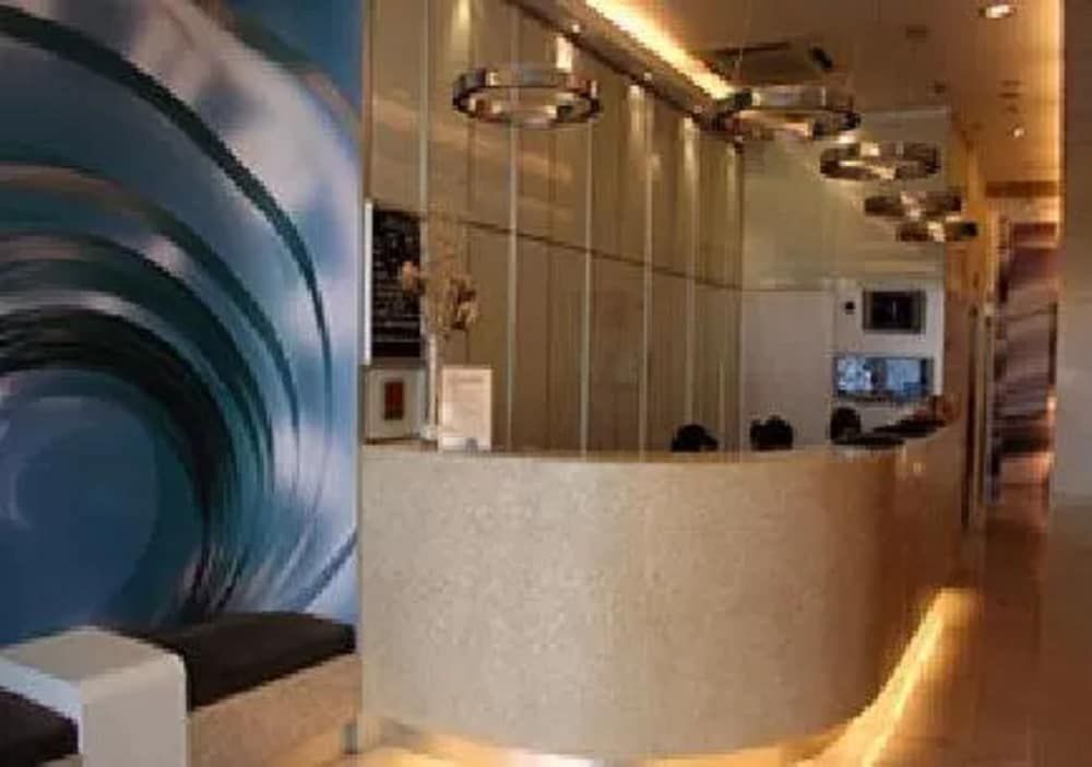 Receptionist
