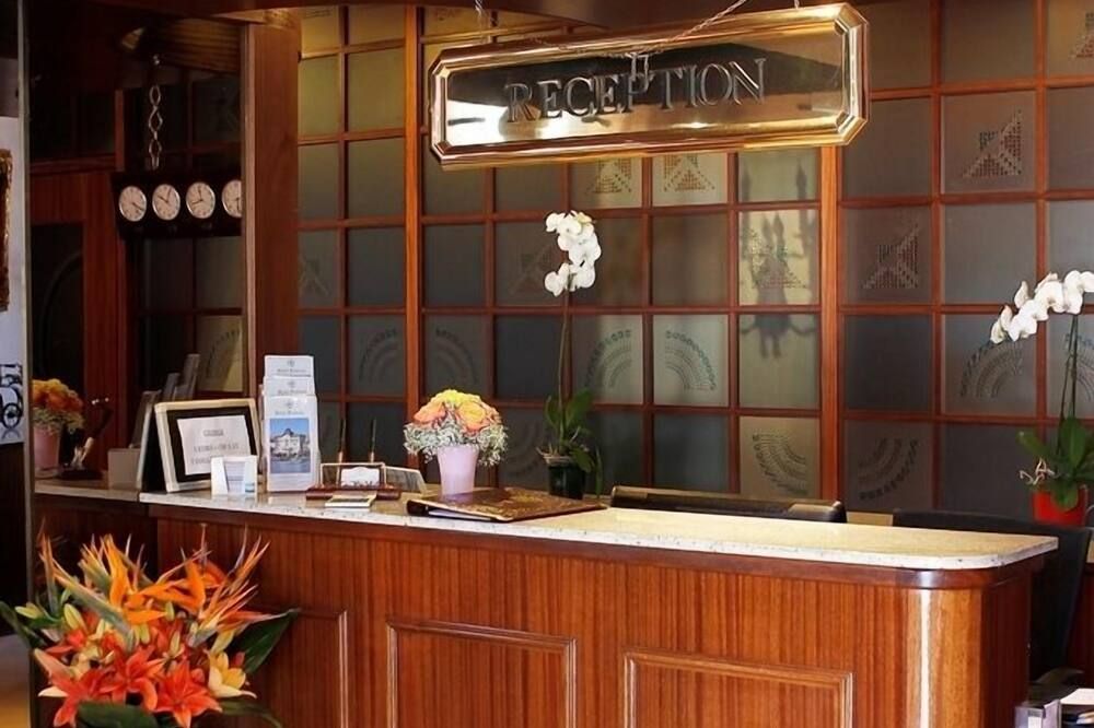 Receptionist