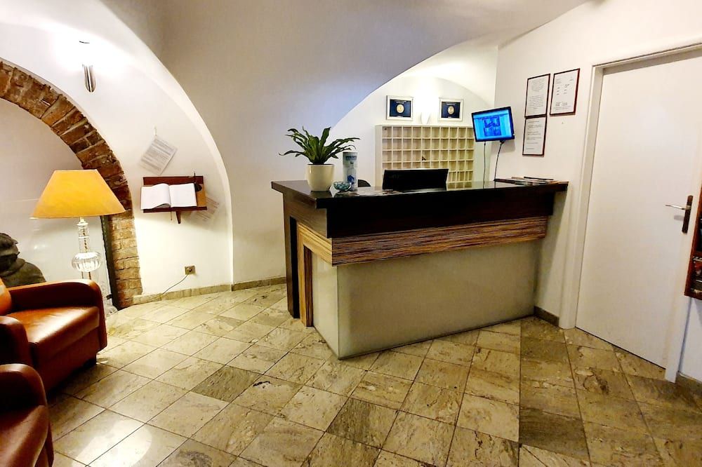 Receptionist