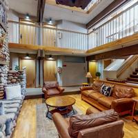 Main Street room - pool & hot tub - walk to lifts, dog-friendly, garden-level