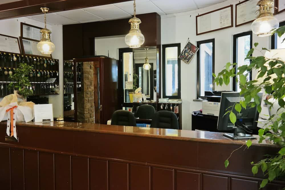 Receptionist