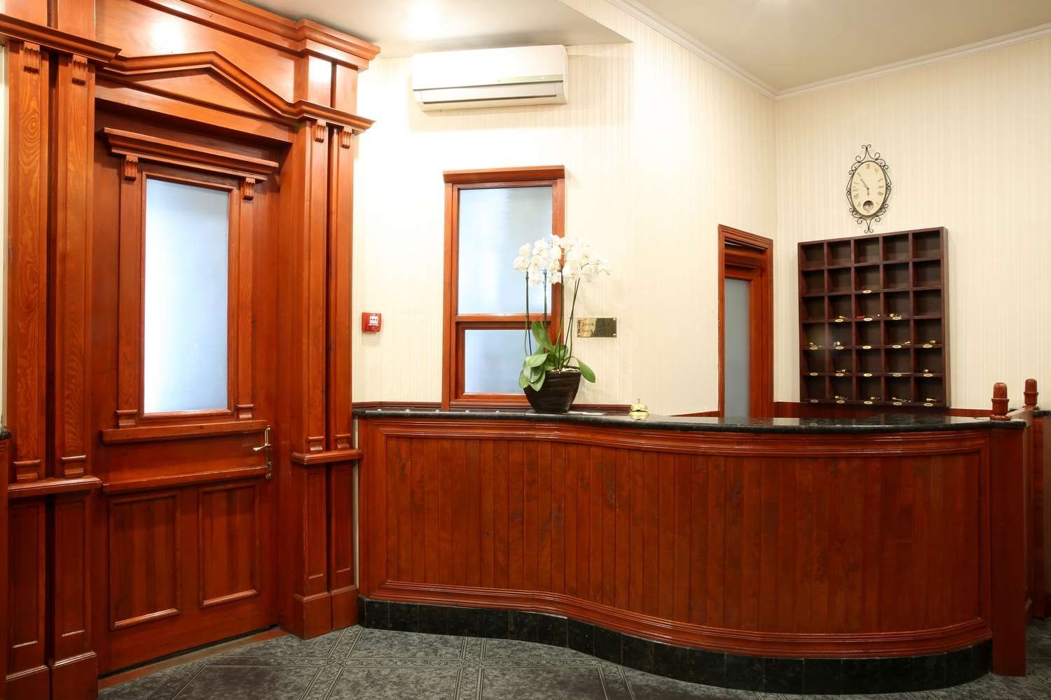 Receptionist