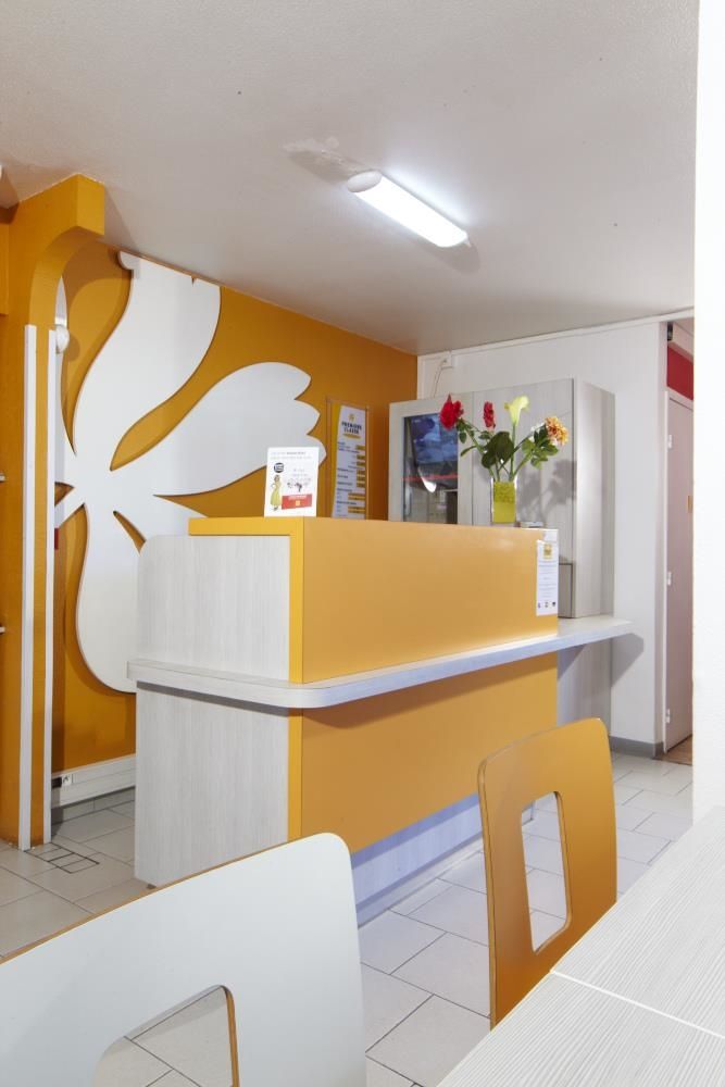 Receptionist