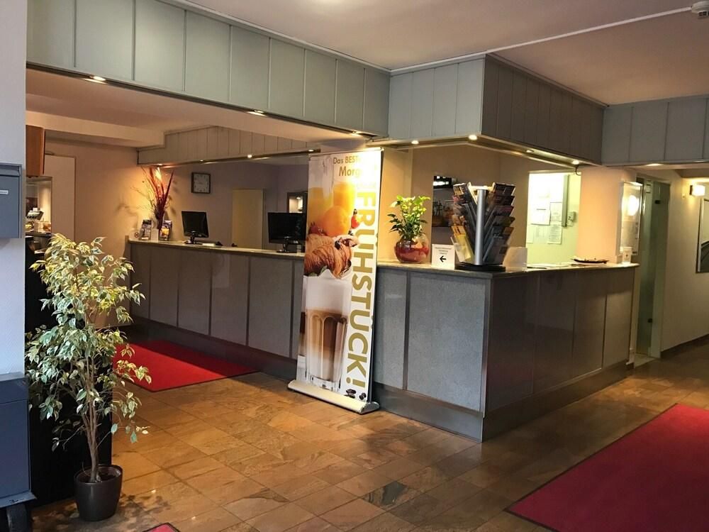 Receptionist