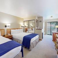 Main Street studio - pool & hot tub - walk to lifts, dog-friendly, third floor