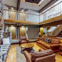 Ground-floor room on Main St - pool & hot tub - walk to lifts, dog-friendly