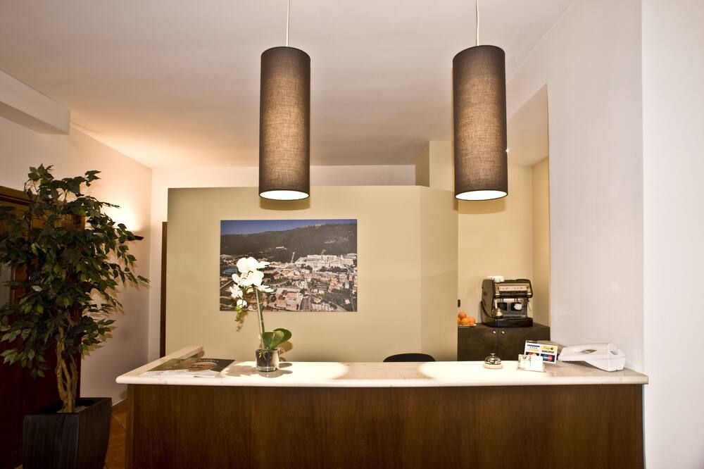 Receptionist