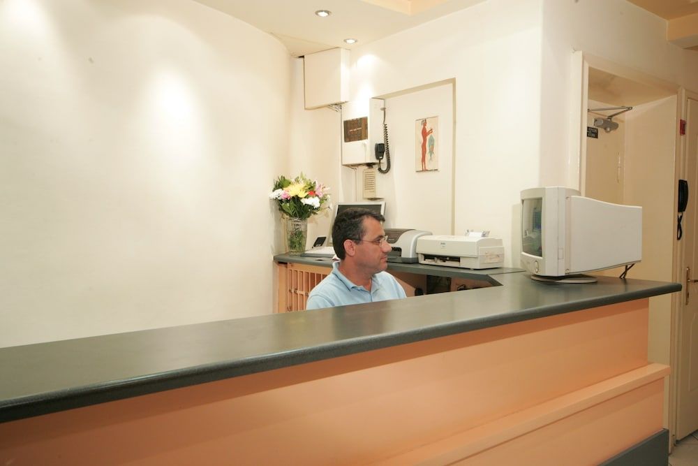 Receptionist