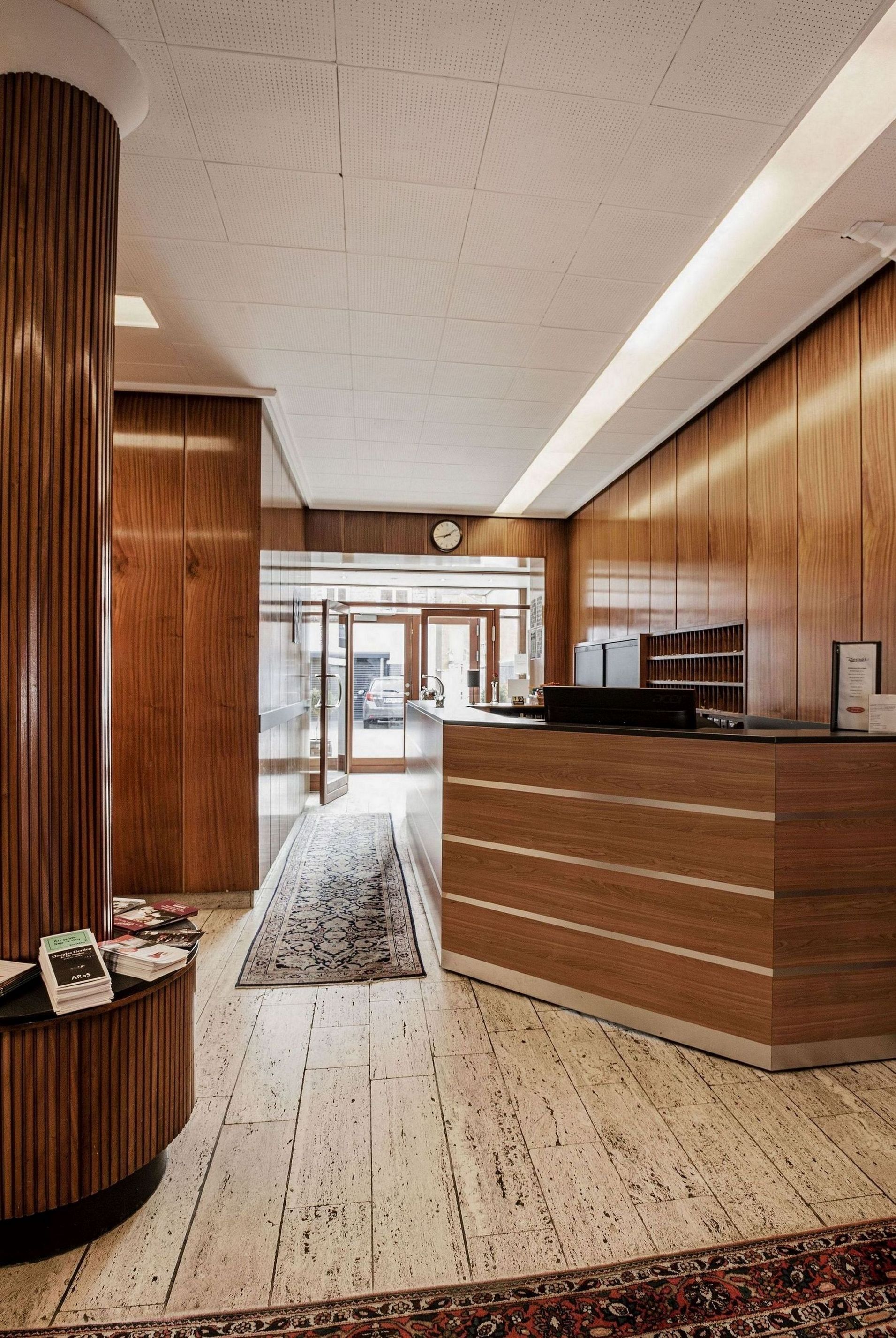 Receptionist