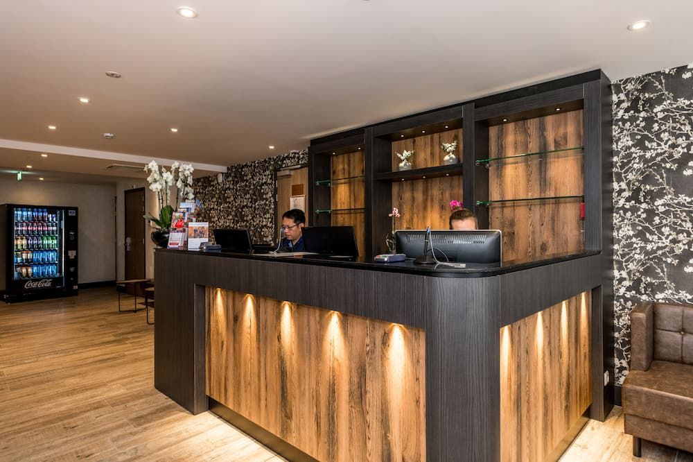 Receptionist