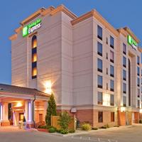 Holiday Inn Express & Suites Bloomington