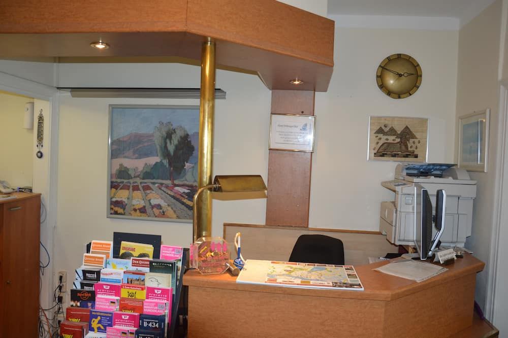 Receptionist