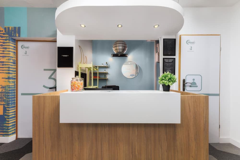 Receptionist