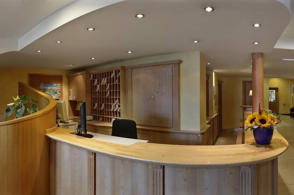 Receptionist