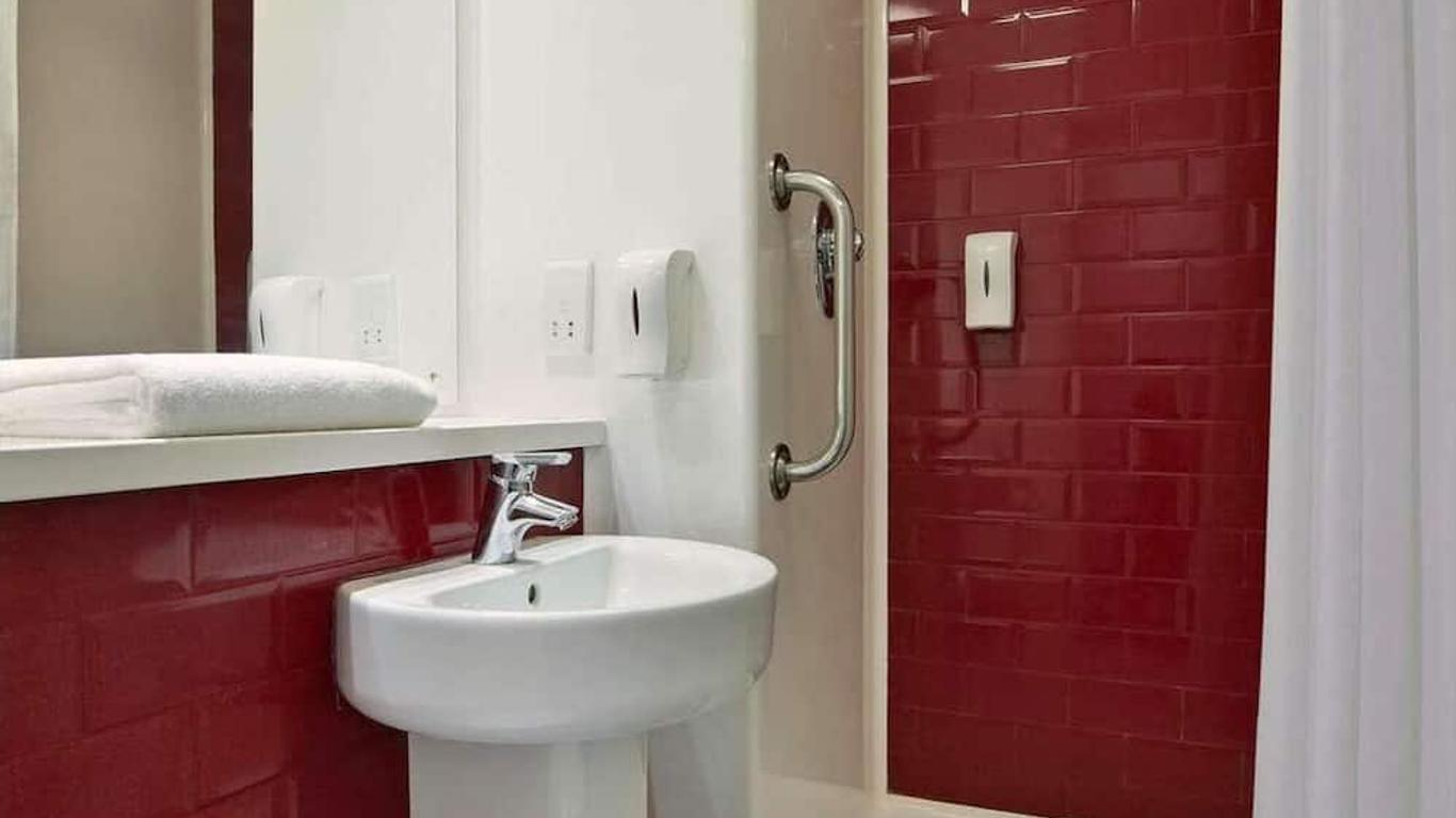 Travelodge Bath Waterside