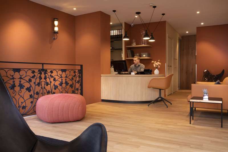 Receptionist