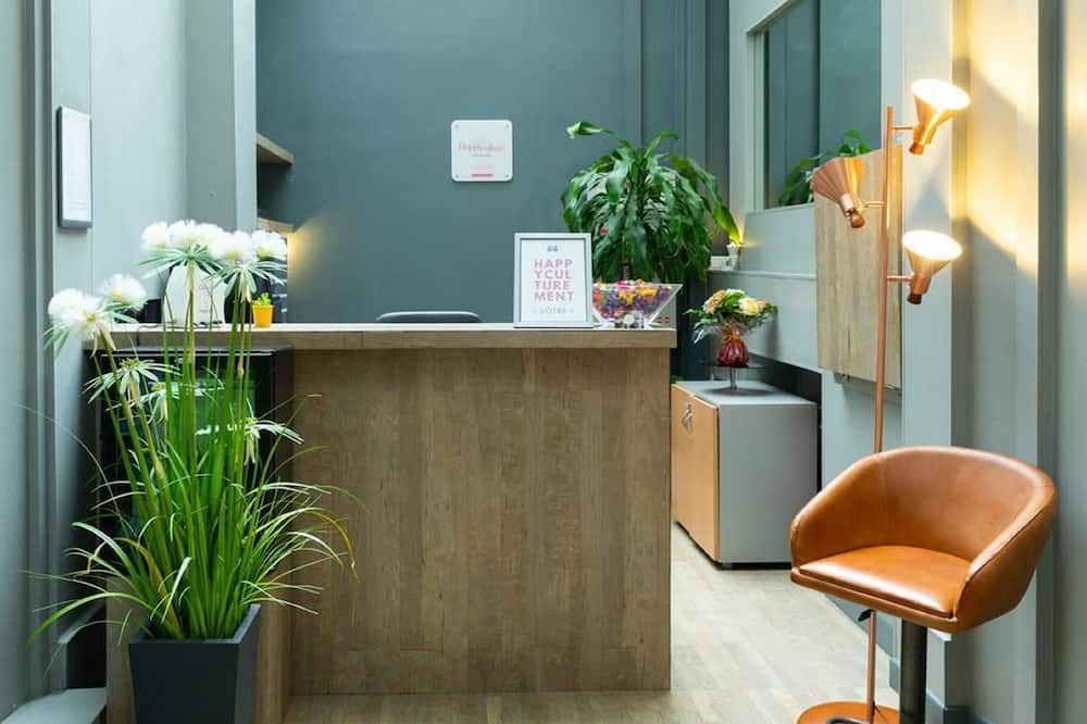 Receptionist