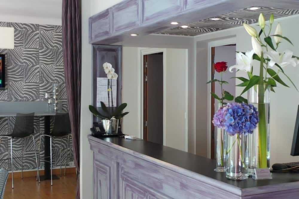 Receptionist