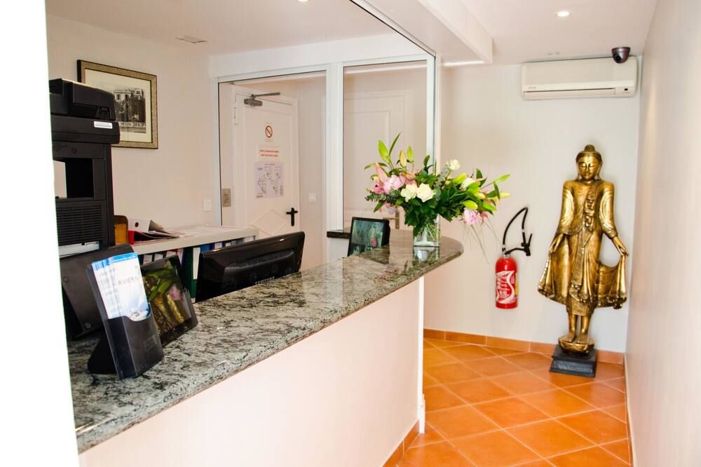 Receptionist