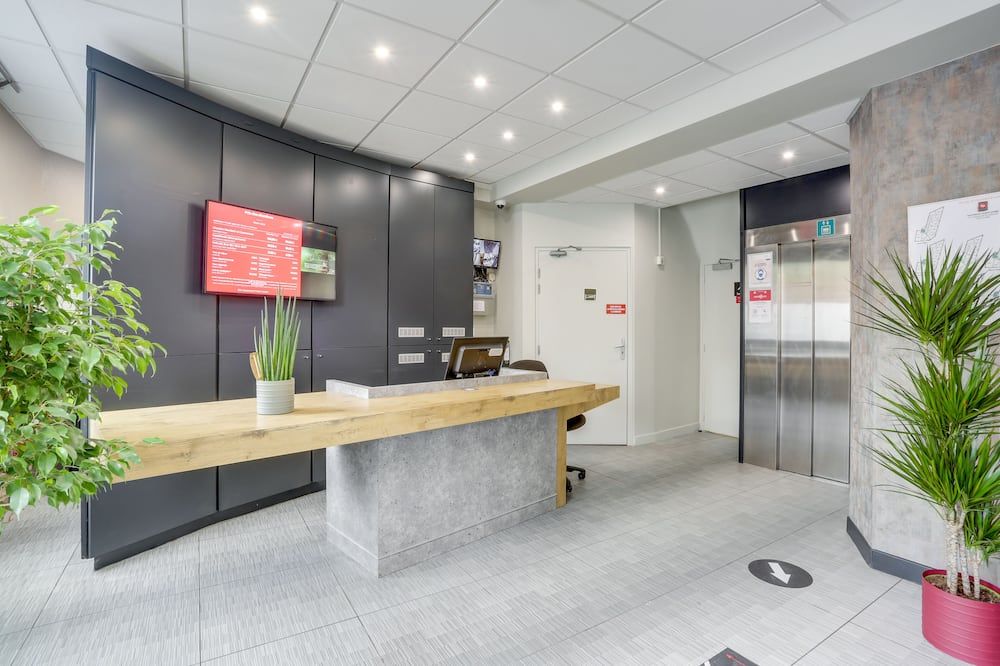 Receptionist