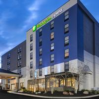 Holiday Inn Express & Suites Central Omaha, An IHG Hotel