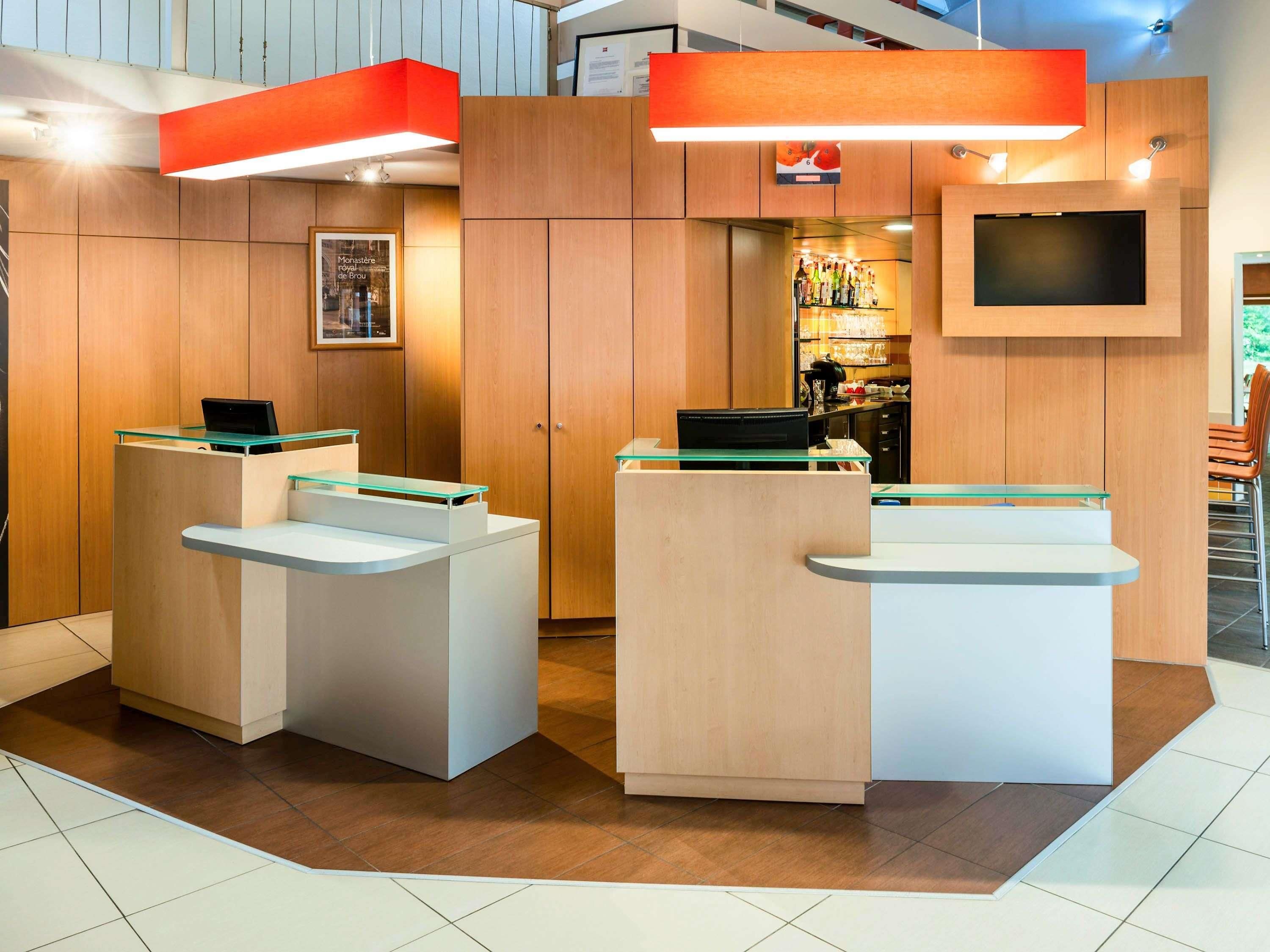 Receptionist