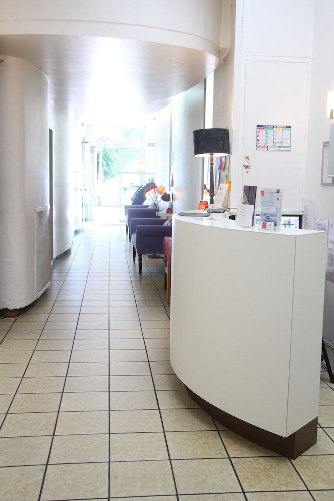 Receptionist