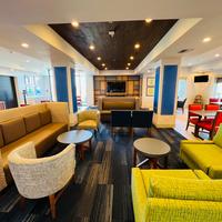 Holiday Inn Express & Suites Salinas, An IHG Hotel