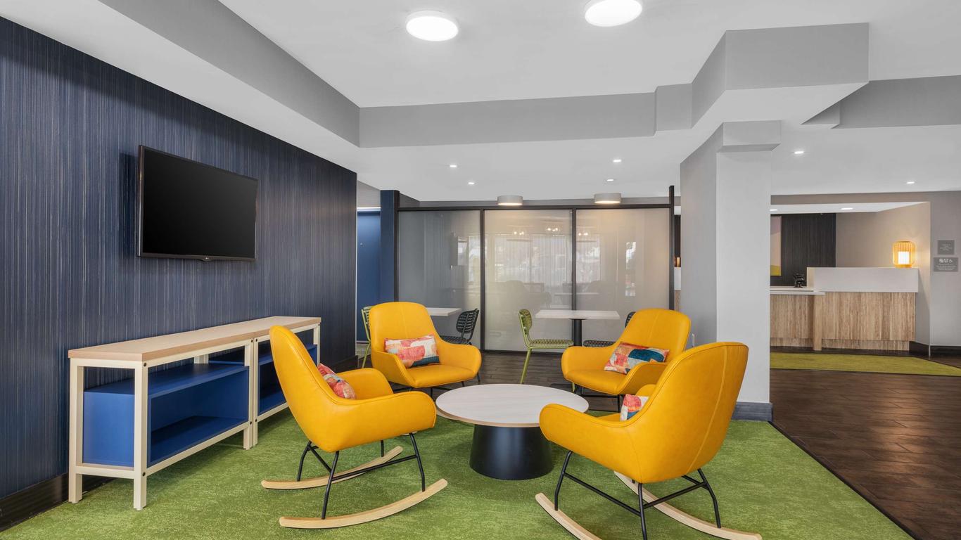 Spark by Hilton Bakersfield Central