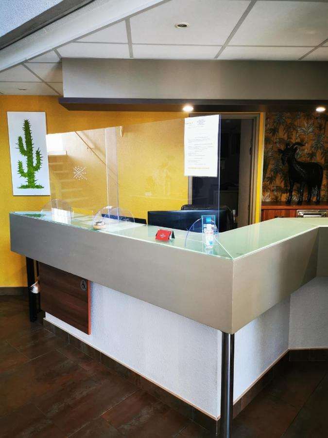 Receptionist