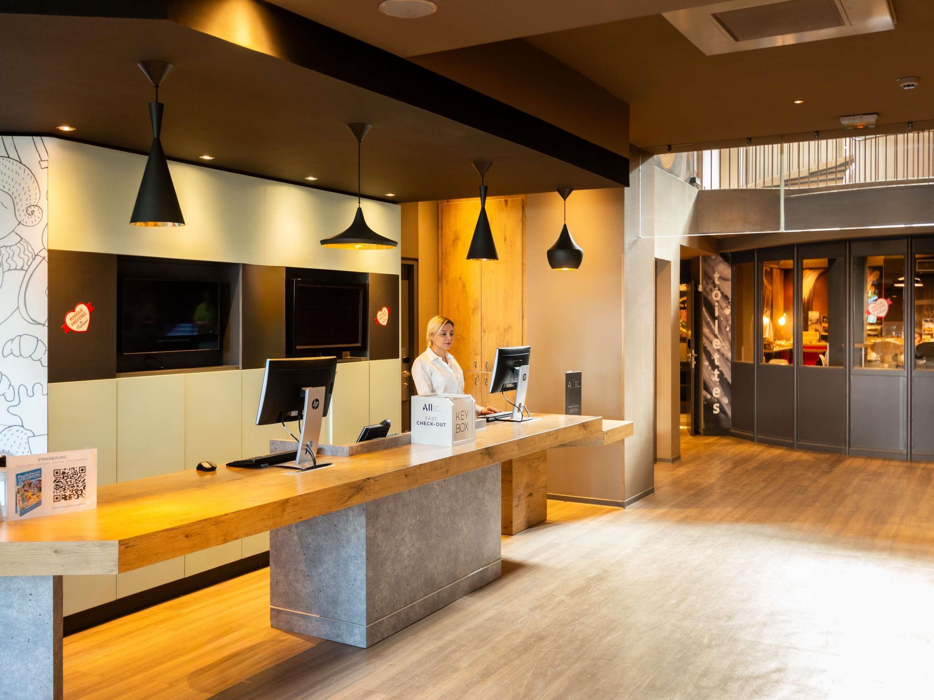 Receptionist