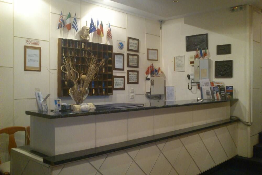 Receptionist