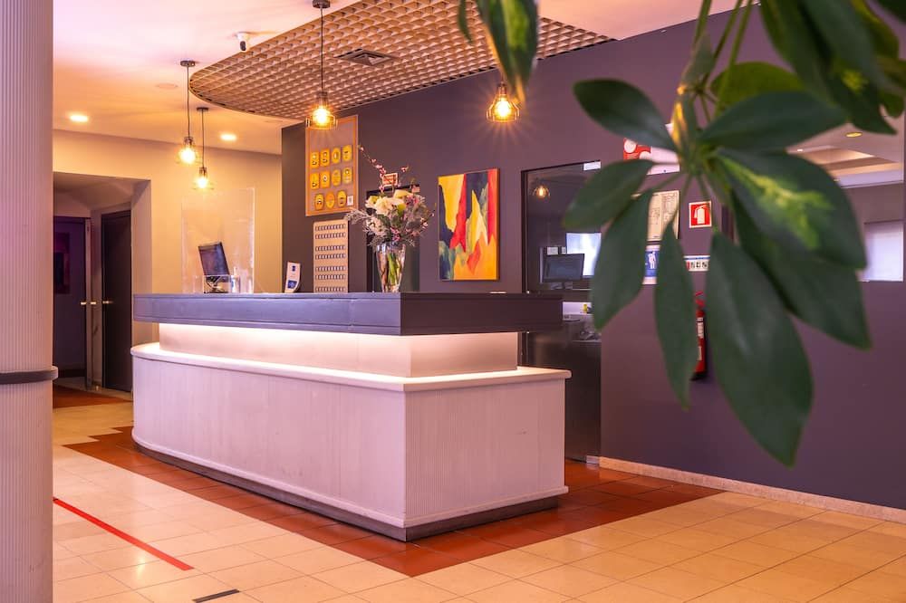 Receptionist