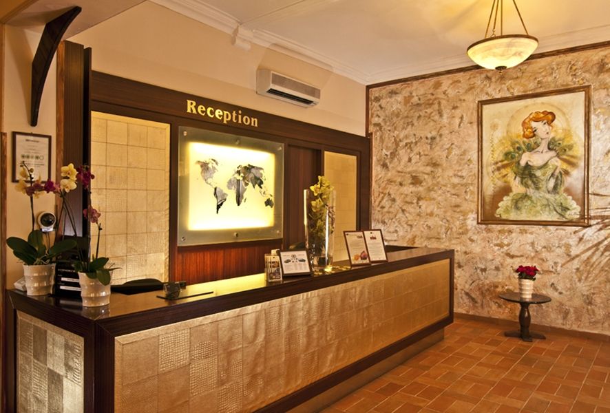 Receptionist