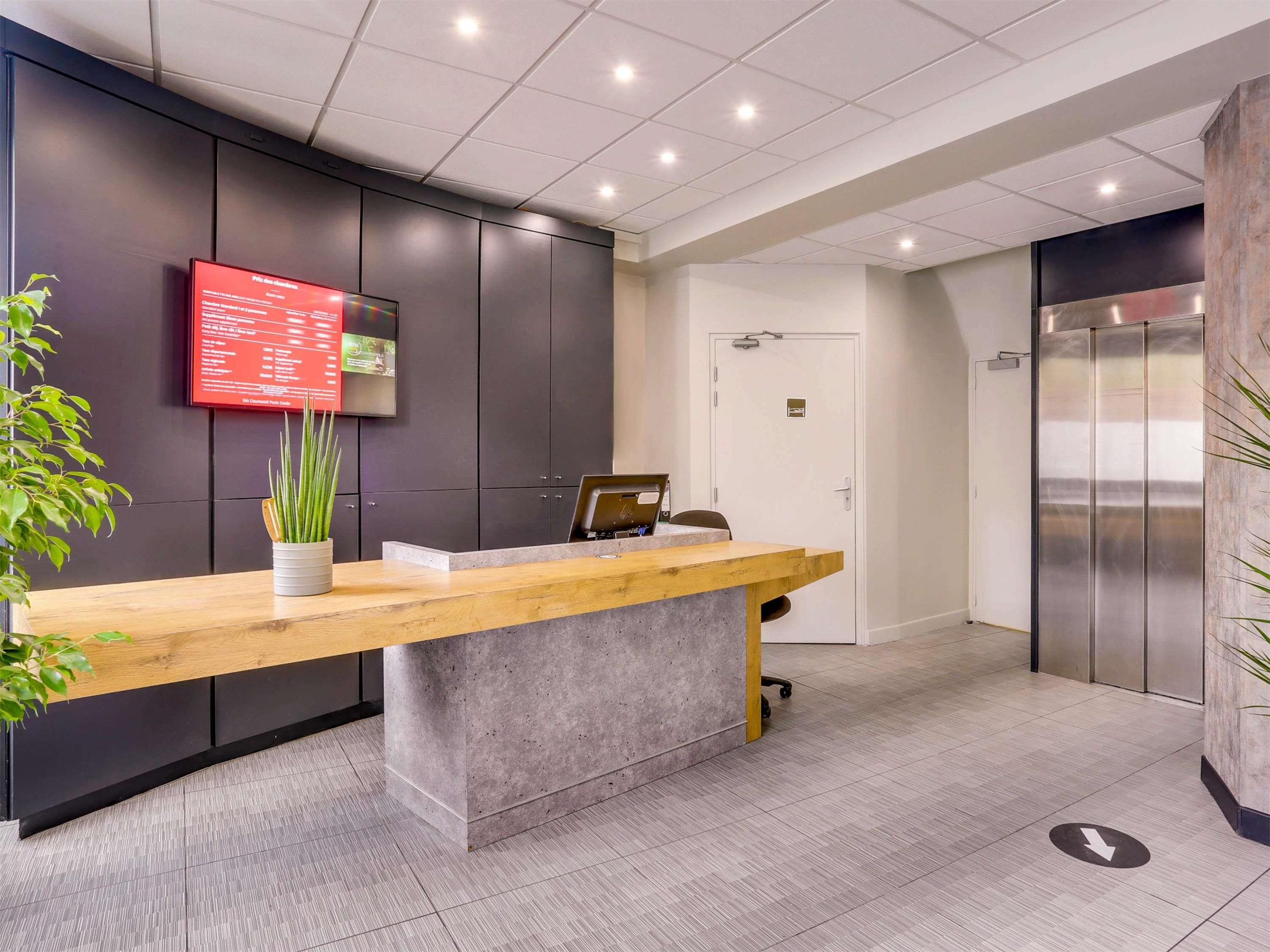 Receptionist