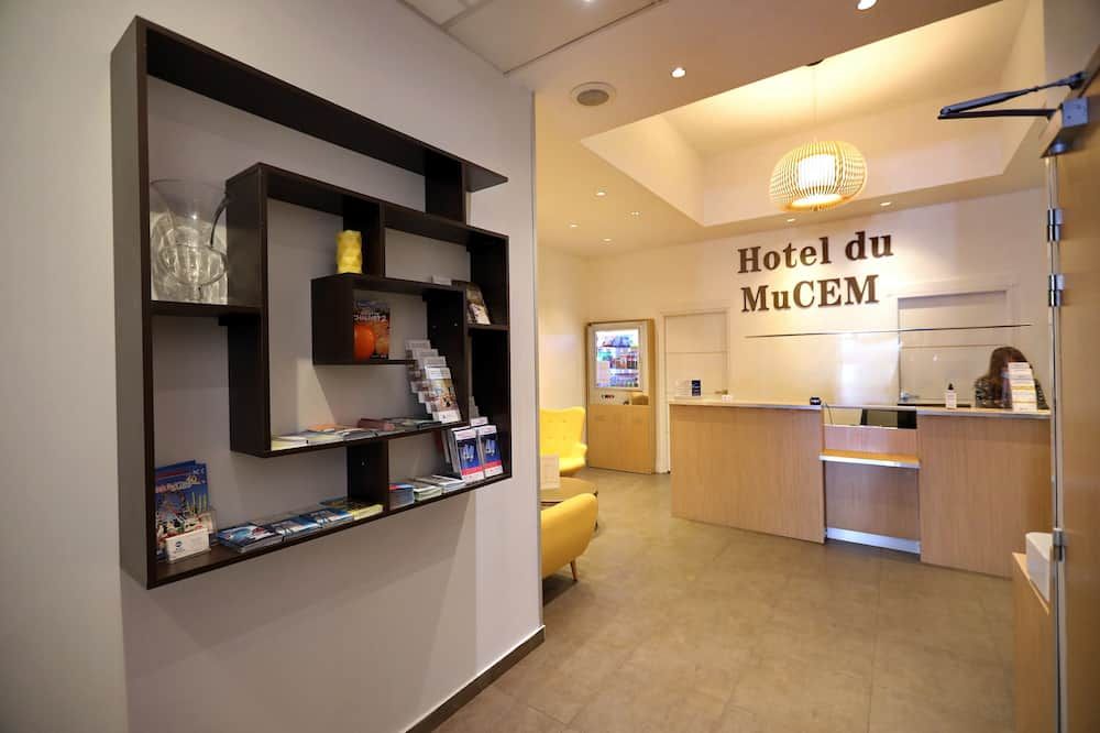Receptionist