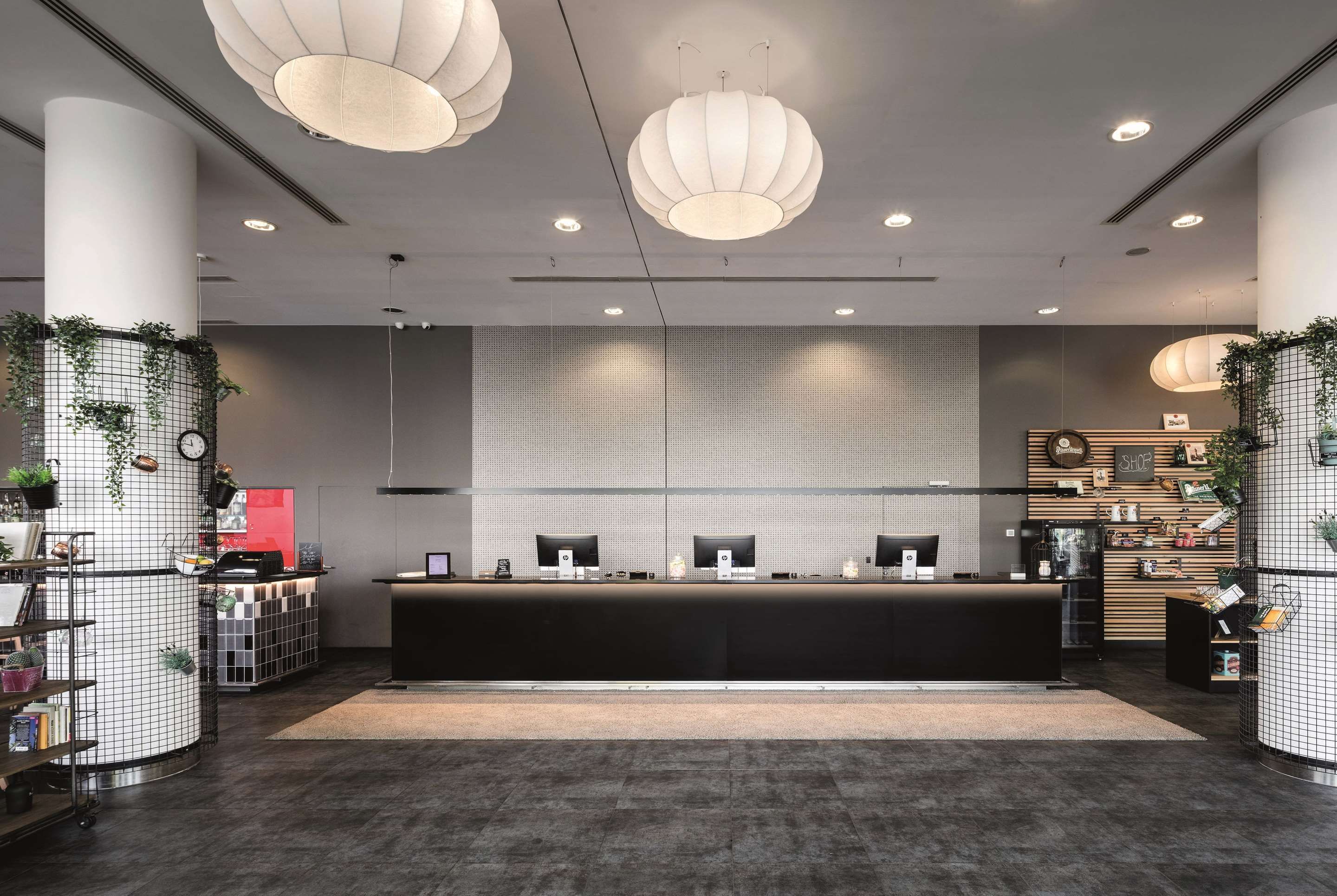 Receptionist