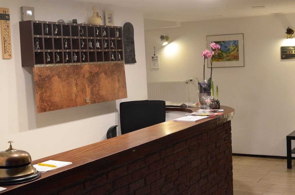 Receptionist