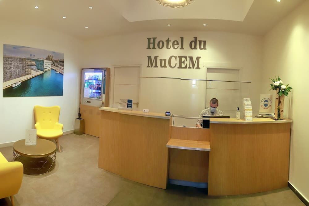 Receptionist