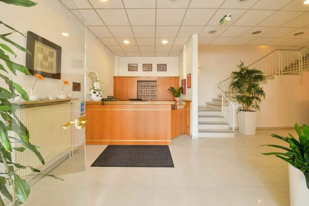 Receptionist