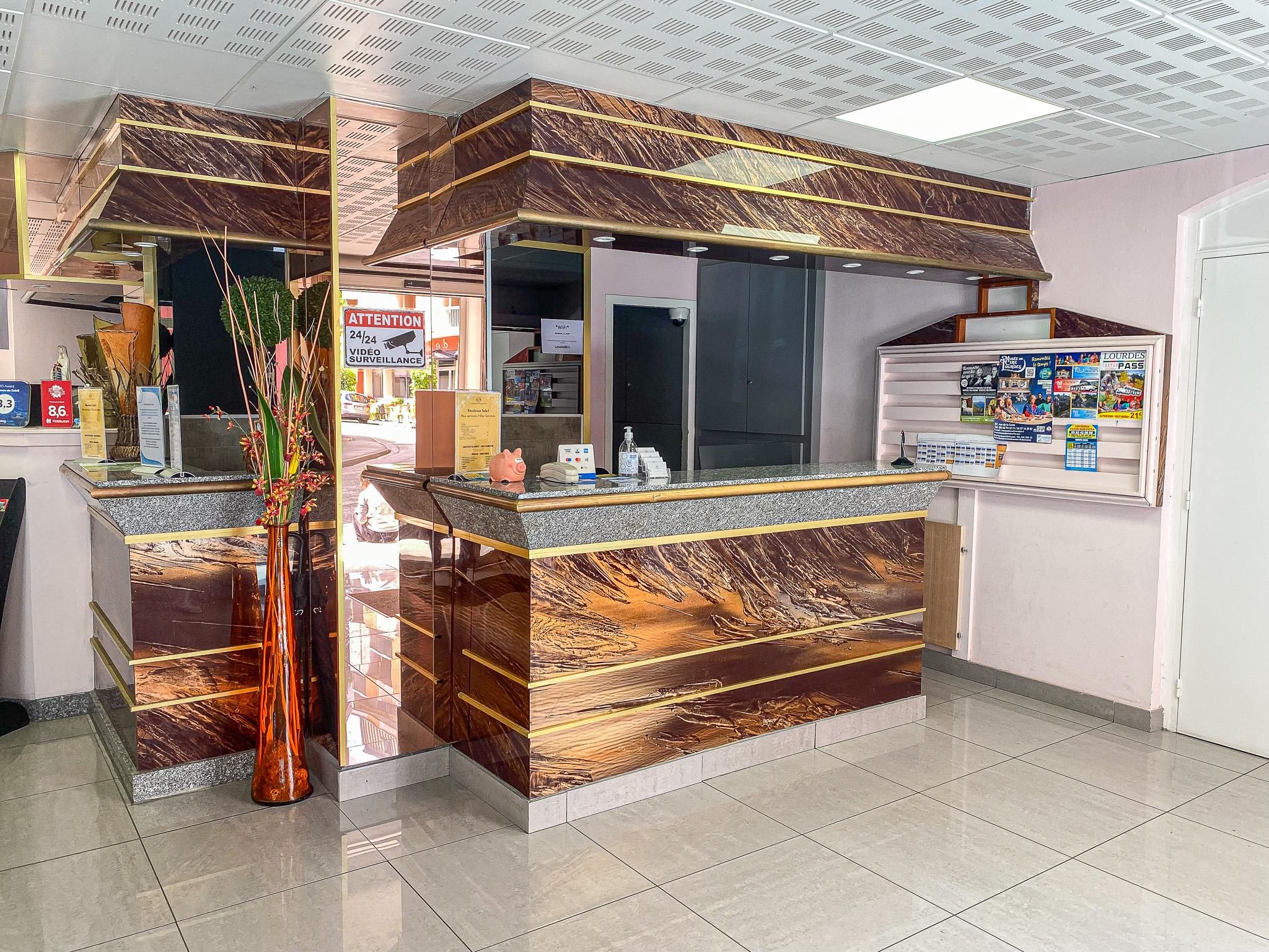 Receptionist