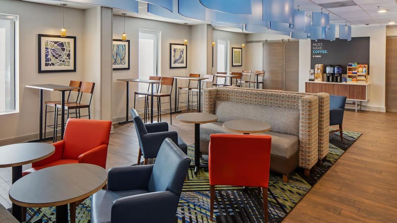 Holiday Inn Express Atlanta Airport-College Park