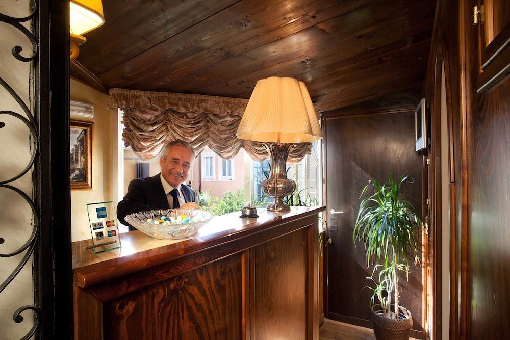 Receptionist