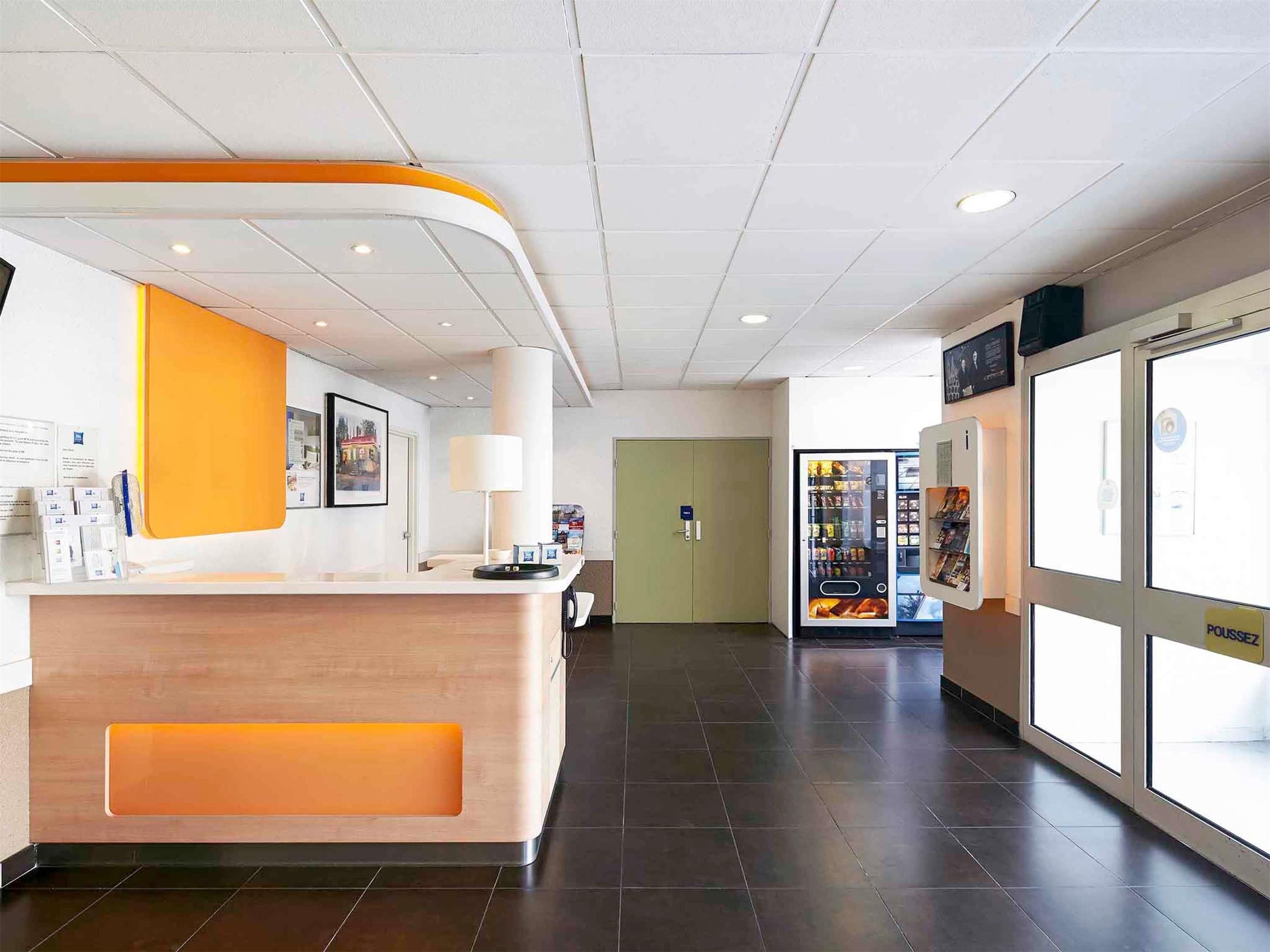 Receptionist