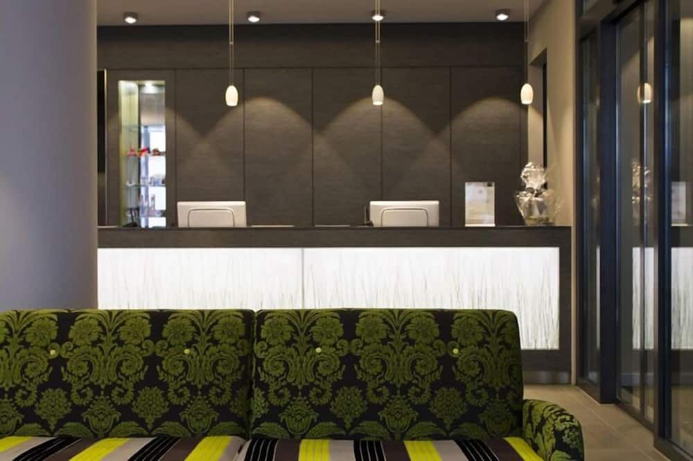 Receptionist