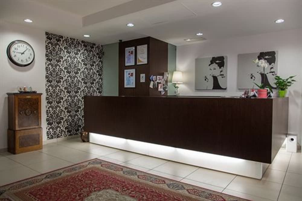 Receptionist